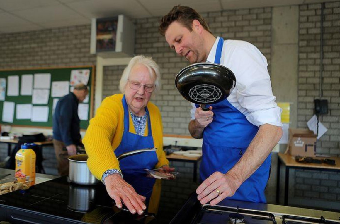 Ruben Duinker, projectleider bij Poort6, en Riet Gelderblom proberen de kookplaat voor het eerst uit.